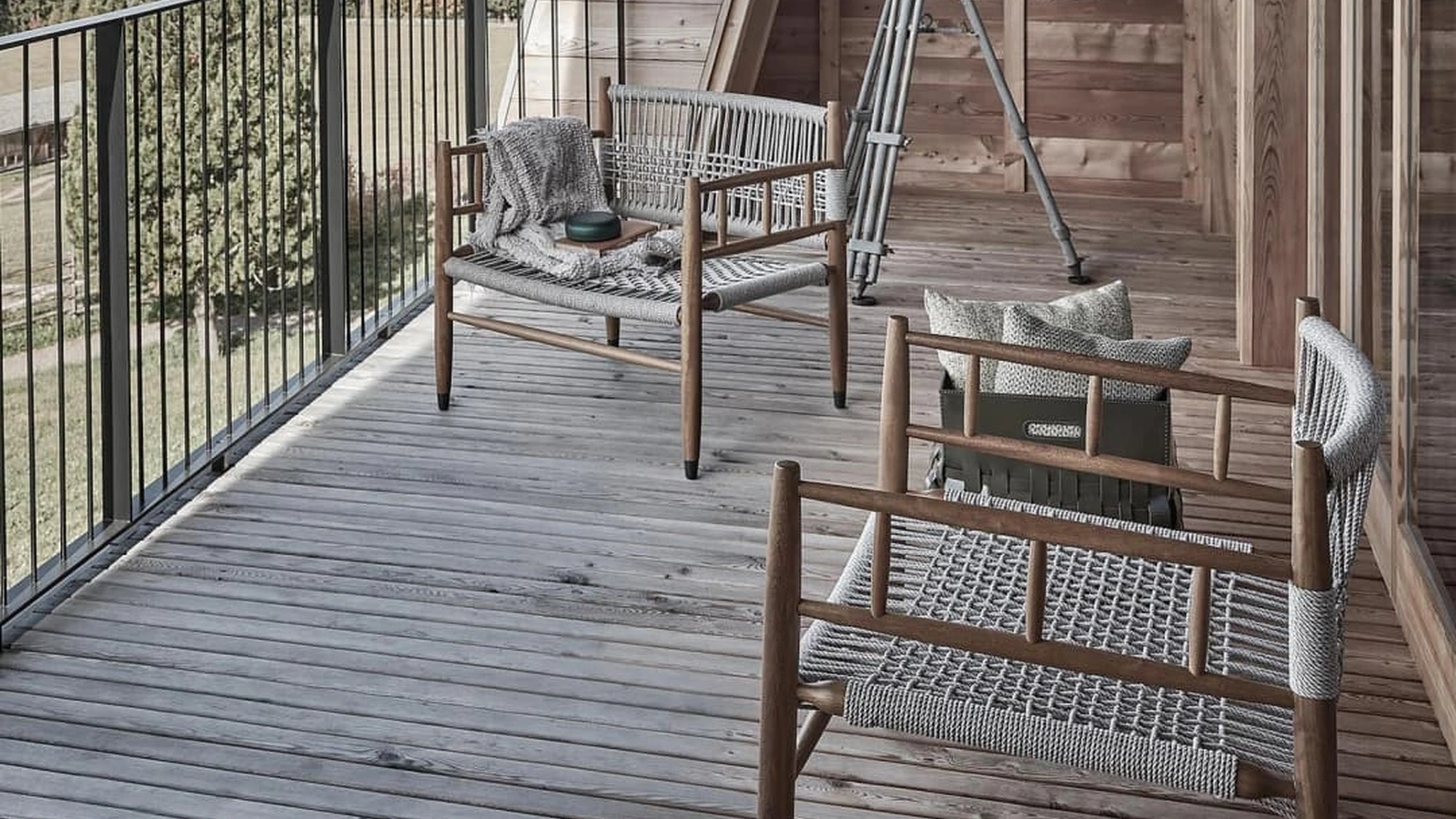 Poltroncina in legno massello e corda intrecciata Lee Outdoor di Flexform