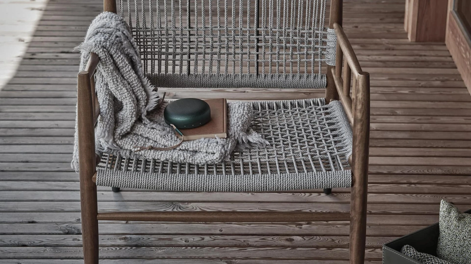 Poltroncina in legno massello e corda intrecciata Lee Outdoor di Flexform