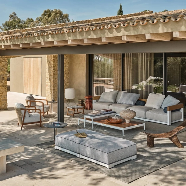 Divano Milos in alluminio e legno di Flexform
