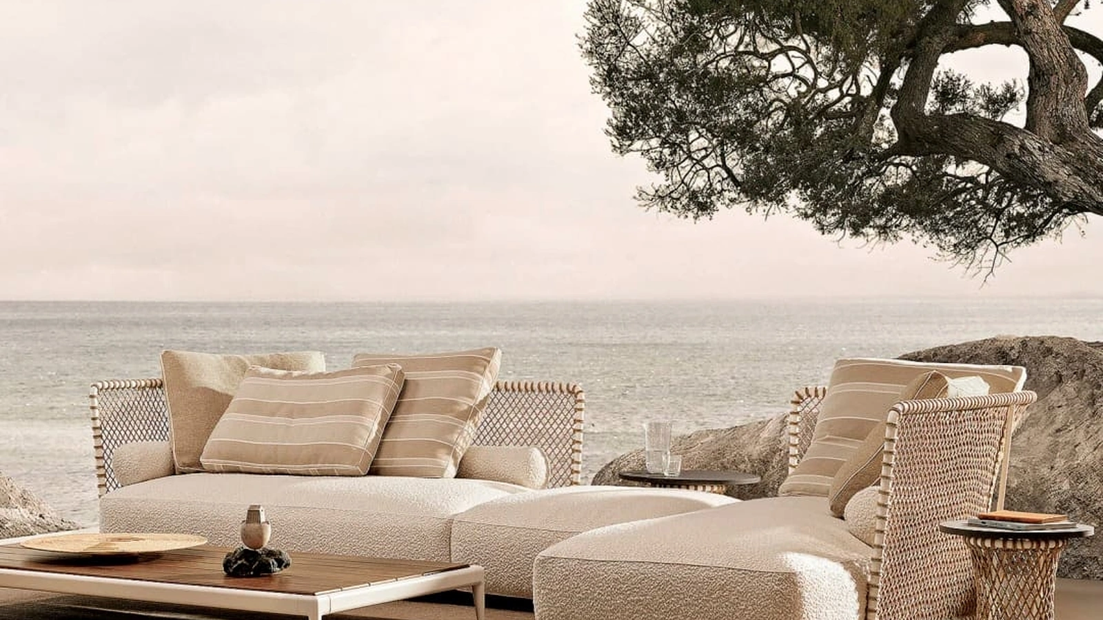 Divano Oasis in metallo incordato di Flexform