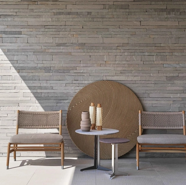Poltroncina Ortigia Outdoor in legno massello e corda intrecciata di Flexform