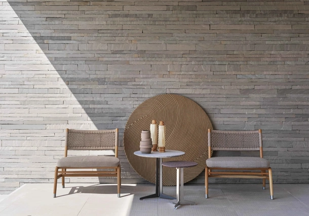 Poltroncina Ortigia Outdoor in legno massello e corda intrecciata di Flexform