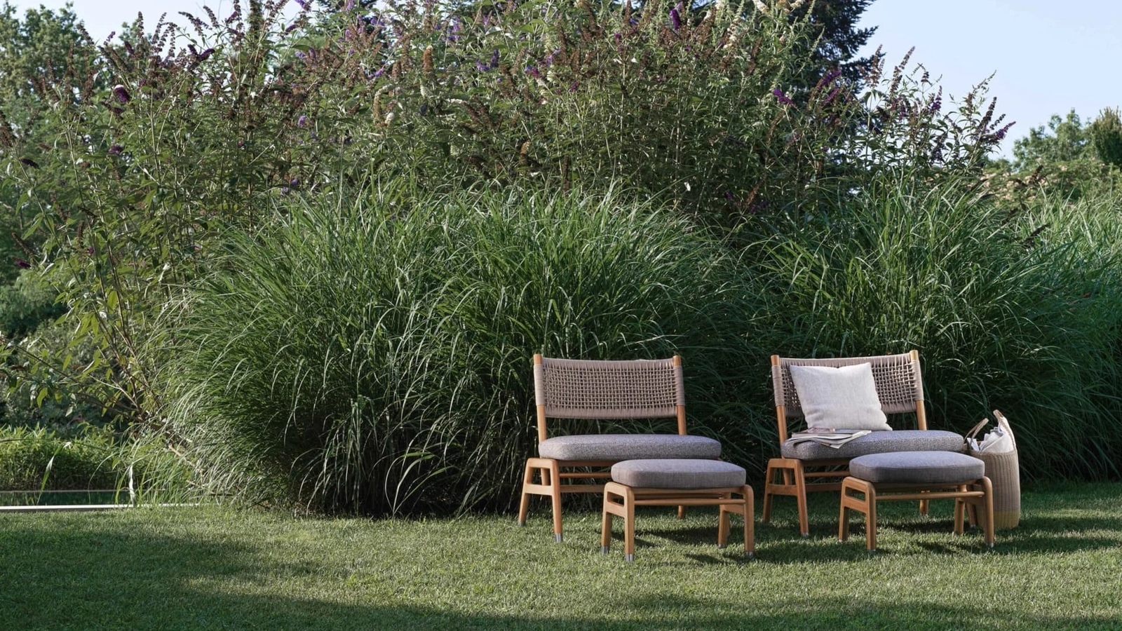 Poltroncina Ortigia Outdoor in legno massello e corda intrecciata di Flexform