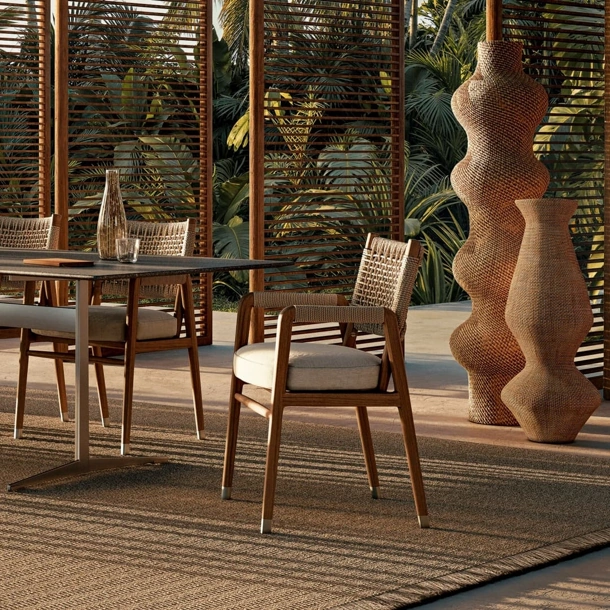 Sedia Ortigia Outdoor in legno massello e corda intrecciata di Flexform
