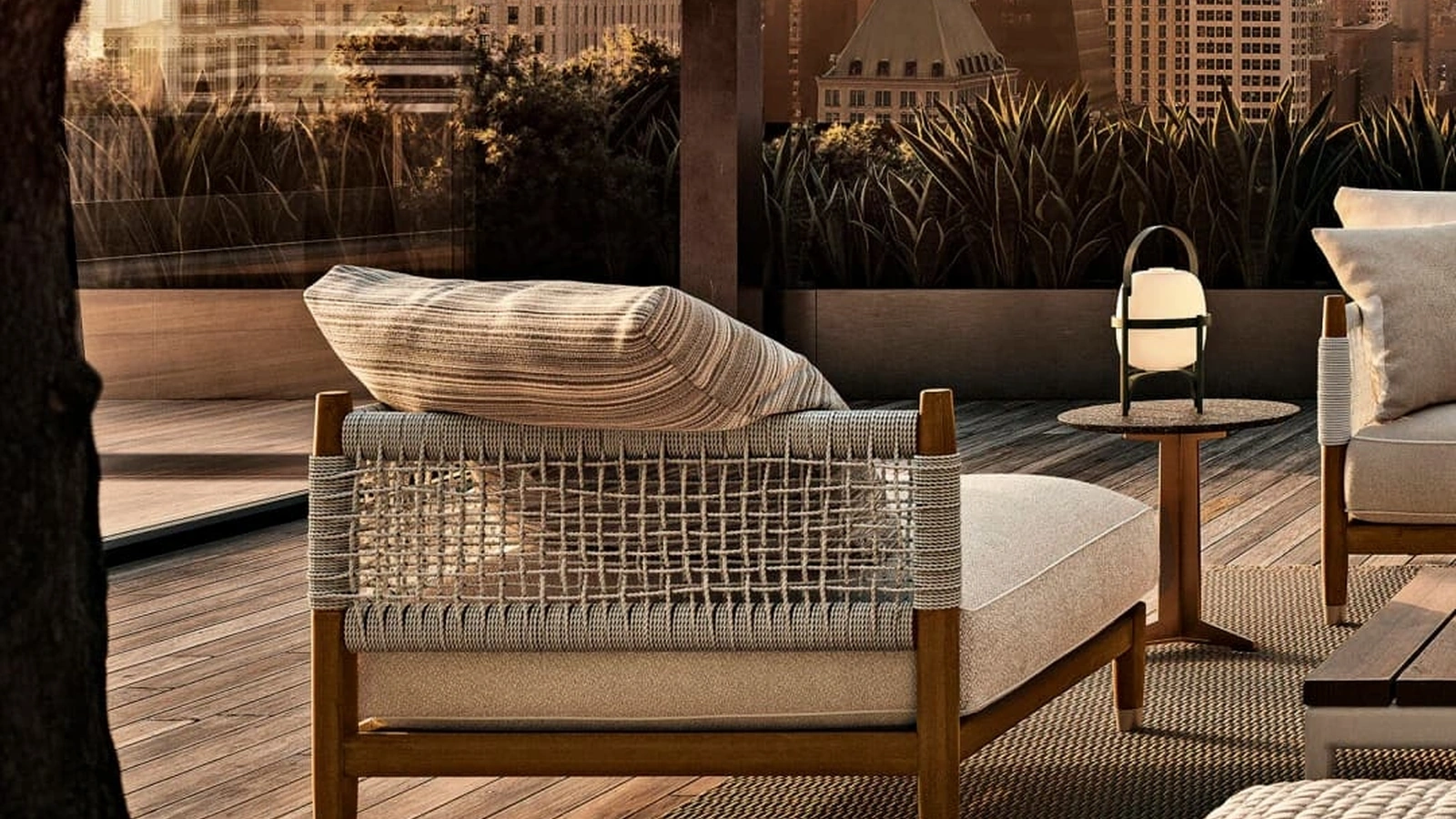Poltroncina Parker Outdoor in legno massello e corda intrecciata di Flexform