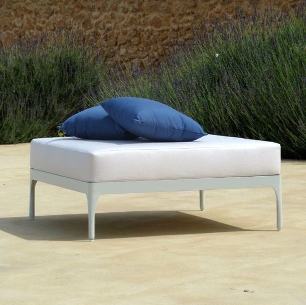 Pouf Infinity in tessuto e alluminio di Ethimo
