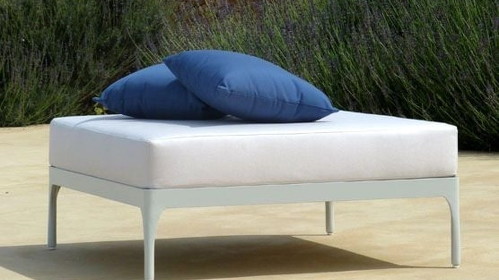 Pouf Infinity in tessuto e alluminio di Ethimo