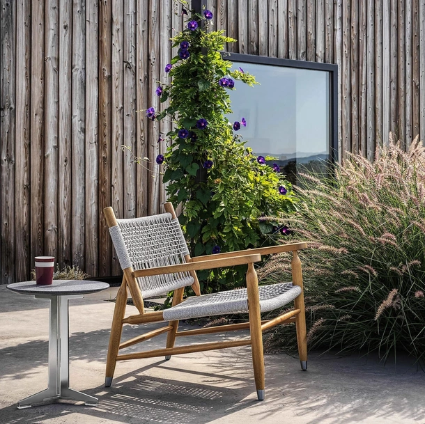Poltroncina in massello con corda intrecciata Tessa Outdoor di Flexform