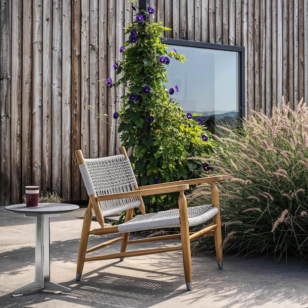 Poltroncina in massello con corda intrecciata Tessa Outdoor di Flexform