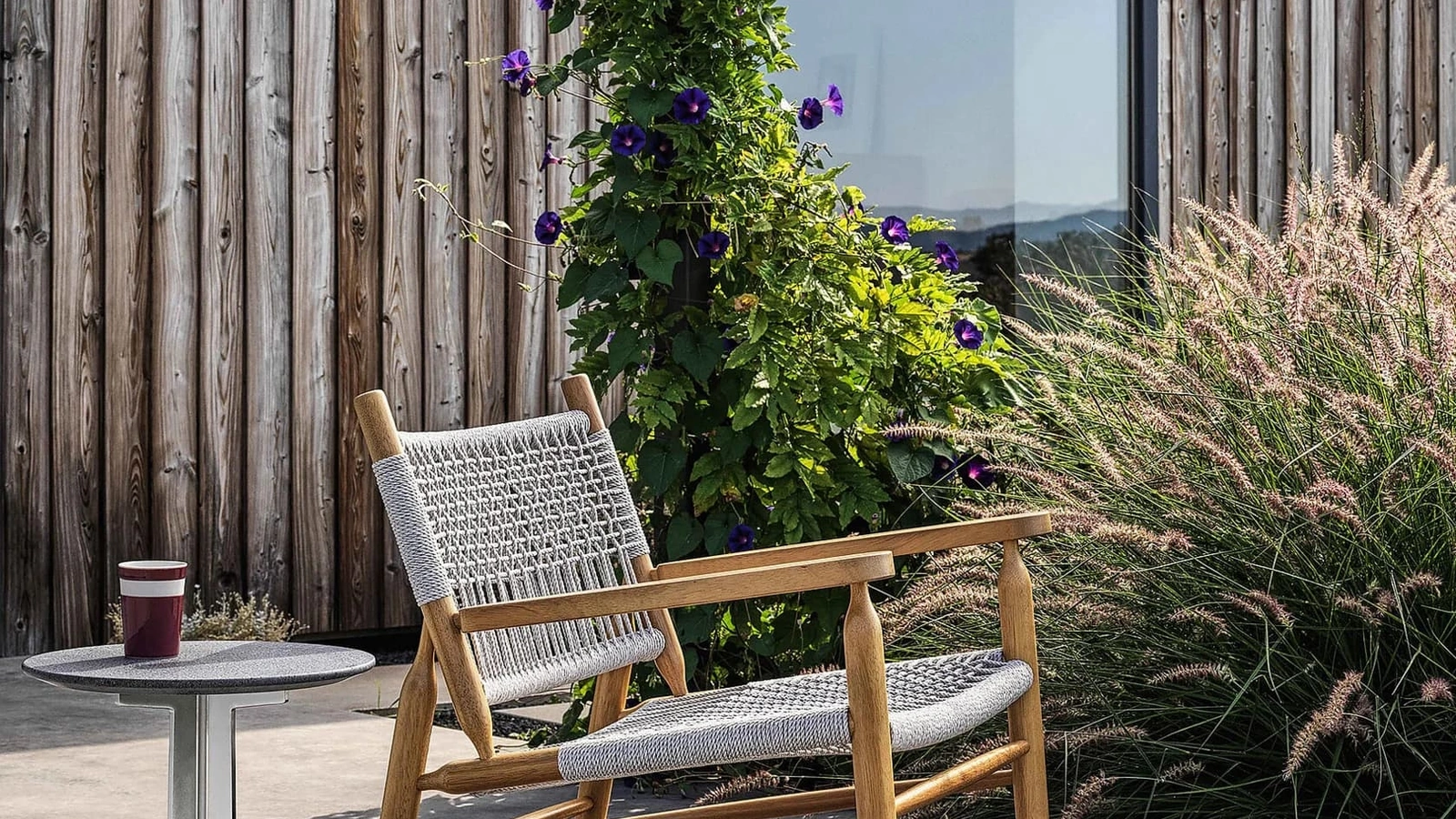 Poltroncina in massello con corda intrecciata Tessa Outdoor di Flexform