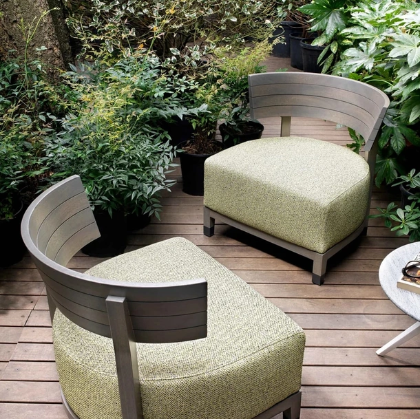 Poltroncina Thomas Outdoor in legno con seduta imbottita di Flexform