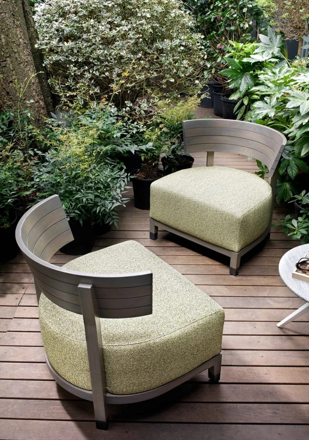 Poltroncina Thomas Outdoor in legno con seduta imbottita di Flexform
