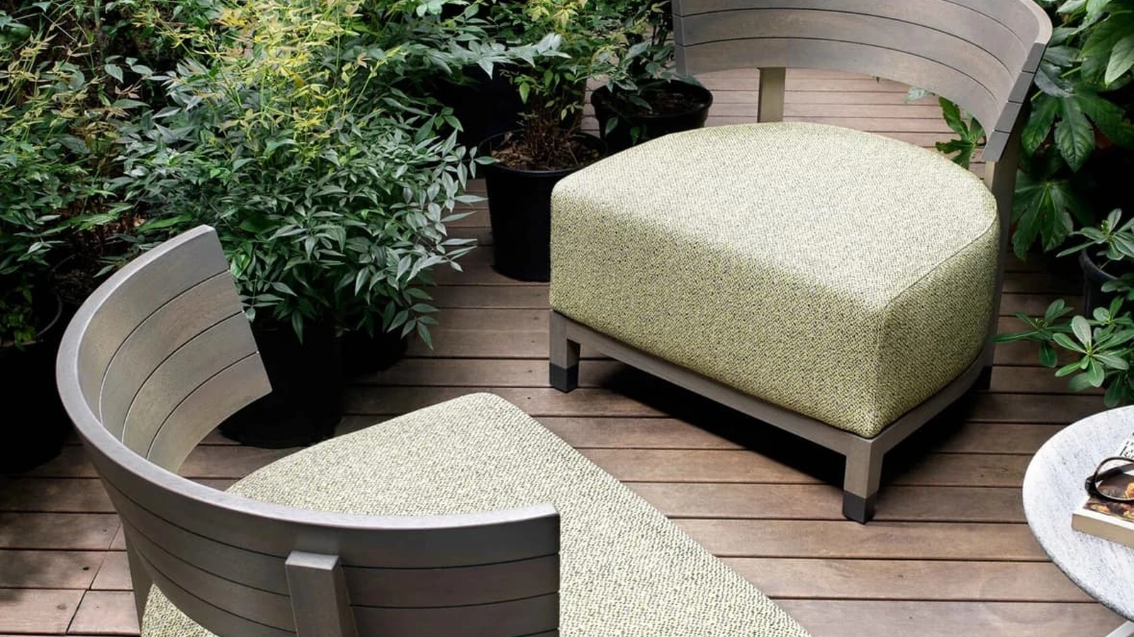 Poltroncina Thomas Outdoor in legno con seduta imbottita di Flexform
