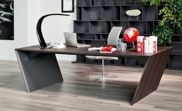 Scrivania Direzionale Vega in acciaio rivestita in legno di Cattelan Italia