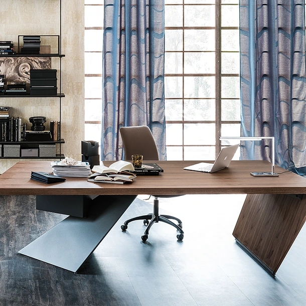 Scrivania direzionale in legno con gamba in acciaio Nasdaq di Cattelan Italia